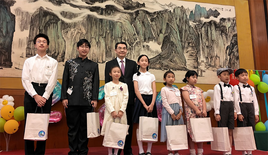 第11回「大使杯」中國(guó)語朗読大會(huì)の參加者に「國(guó)際子供の日」を祝うプレゼントを渡す呉江浩大使（撮影?許可）。