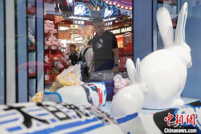 今年だけですでに延べ115萬人の外國人が上海からビザ免除で入國