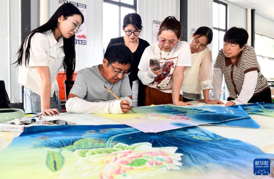 巨野県田橋鎮(zhèn)東祝村の書畫院で、工筆畫の創(chuàng)作を指導(dǎo)する農(nóng)民畫家（6月2日撮影?郭緒雷）。