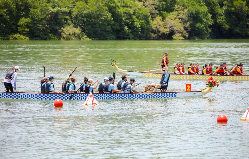 ドラゴンボートレースに參加したHelloSanyaチーム（寫真提供?主催者）。