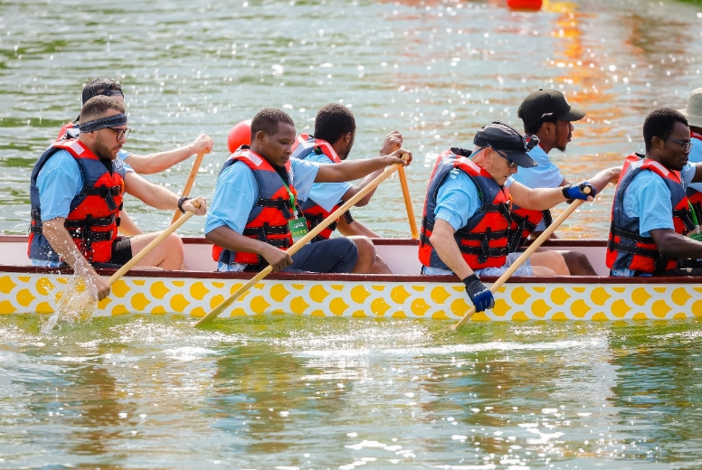 三亜河で、ドラゴンボートを漕ぐ外國(guó)人たち（寫真提供?主催者）。