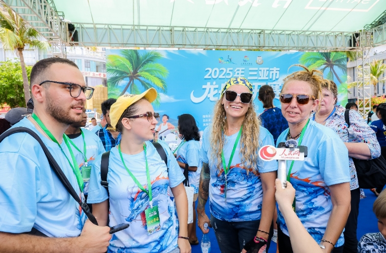 取材に応じる2025年三亜市ドラゴンボートオープンチャンピオンシップに參加した外國(guó)人（寫真提供?主催者）。