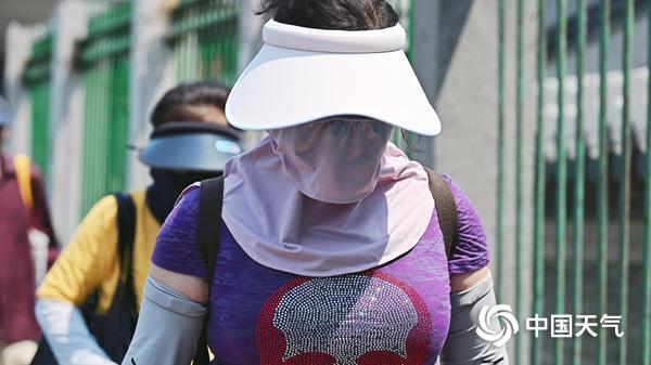 照り付ける日差しの夏日を迎えた北京（5月28日撮影?王暁）。