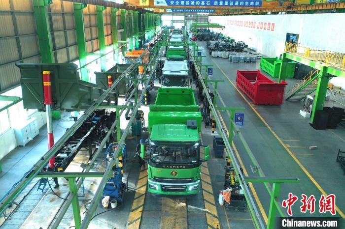 特殊車両の組み立てを行う作業(yè)員（ドローンによる撮影?王建棟）。