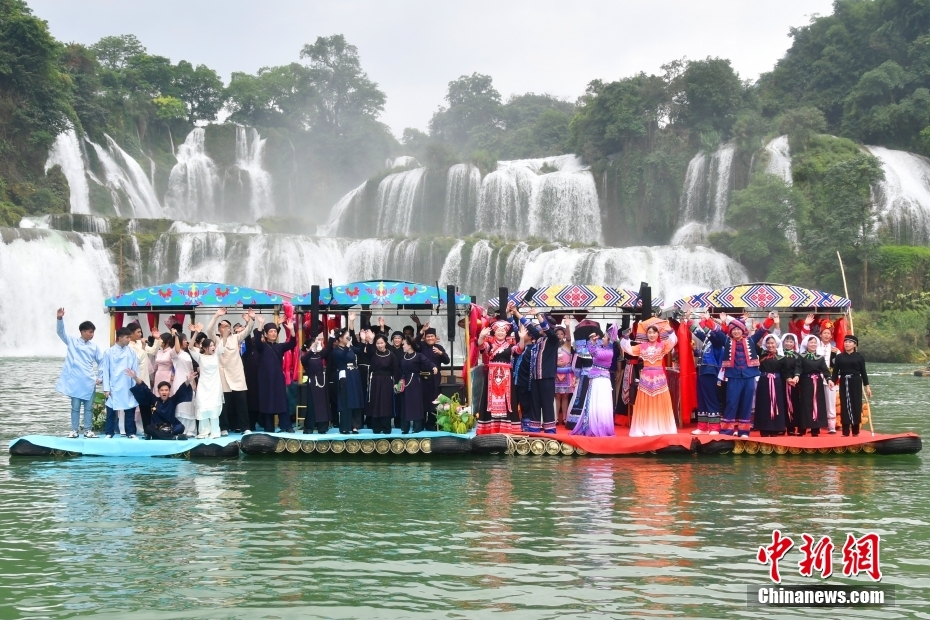 中國とベトナムのパフォーマーがバンゾックの滝で民謡パーティー