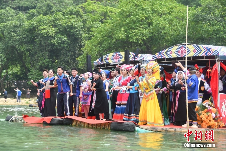 中國(guó)とベトナムのパフォーマーがバンゾックの滝で民謡パーティー