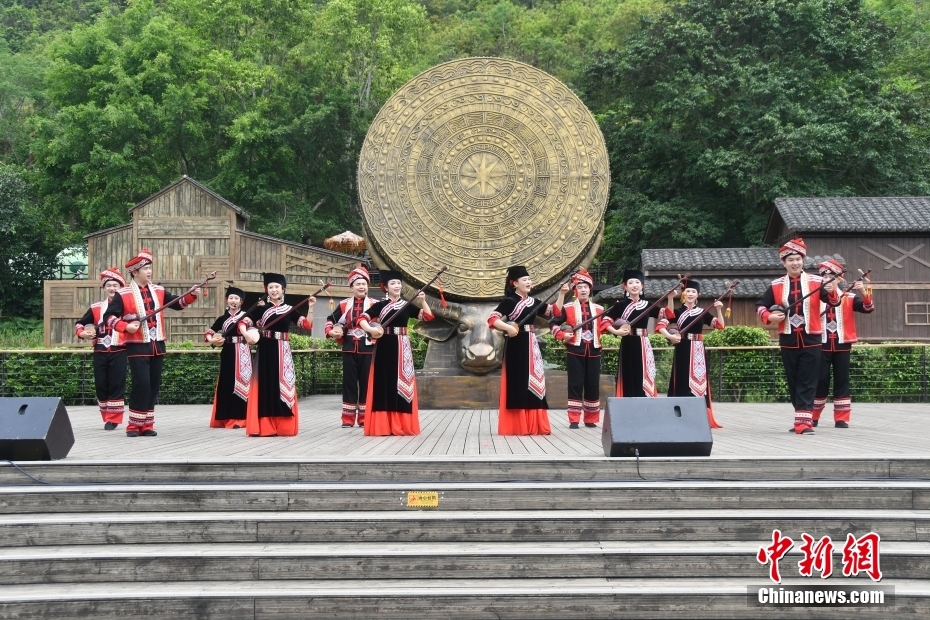 中國とベトナムのパフォーマーがバンゾックの滝で民謡パーティー