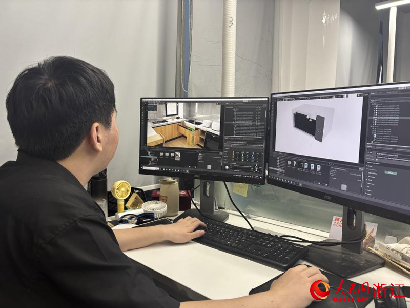 ロボットに課題を與える周楚寒氏。撮影?王麗瑋