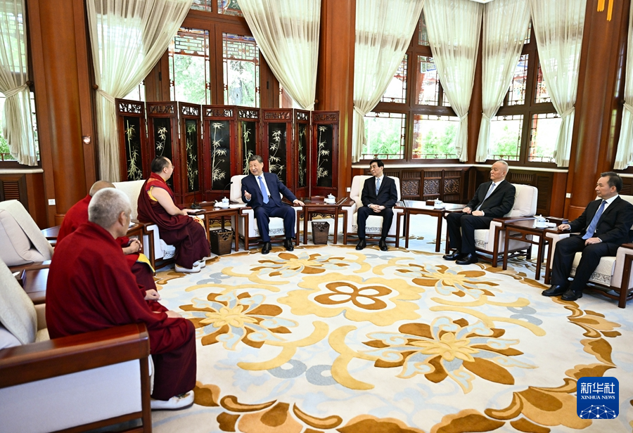 パンチェン?エルデニが習(xí)近平総書記に謁見