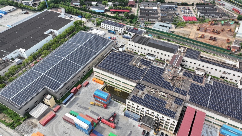 寧波市北侖區(qū)にある寧波恒逸物流有限公司の4.5メガワット（MW）の屋上分散型太陽光発電施設。撮影?連志祥