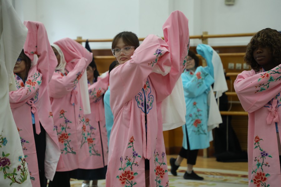 「水袖」（長い袖の衣裝）を著て「身段(體の動(dòng)き)」を?qū)Wぶ留學(xué)生たち（寫真提供?中國戯曲學(xué)院/撮影?沈欣冉）。