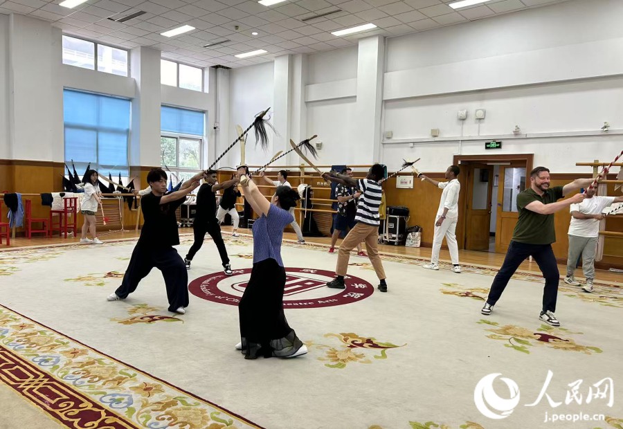 「把子(槍や刀などの道具を使った動(dòng)き)」の成果を披露する留學(xué)生たち（撮影?玄番登史江）。