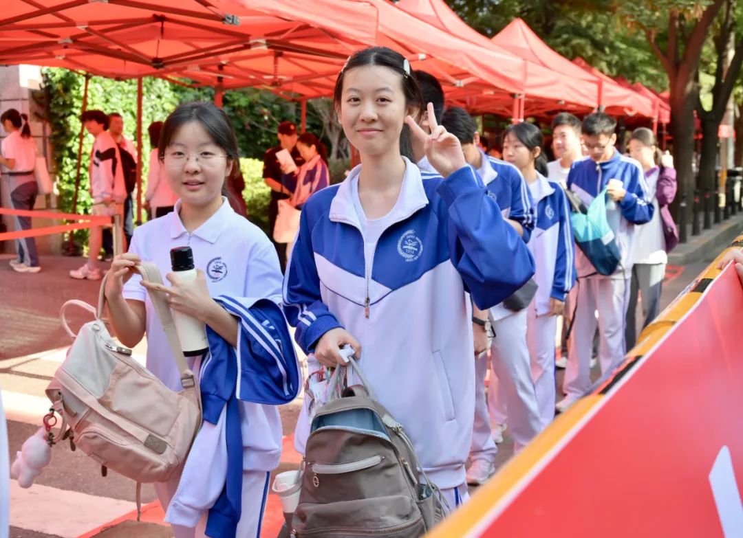 試験會(huì)場(chǎng)に入る首都師範(fàn)大學(xué)附屬中學(xué)校(中高一貫校)の受験生（6月7日撮影?高潔）。