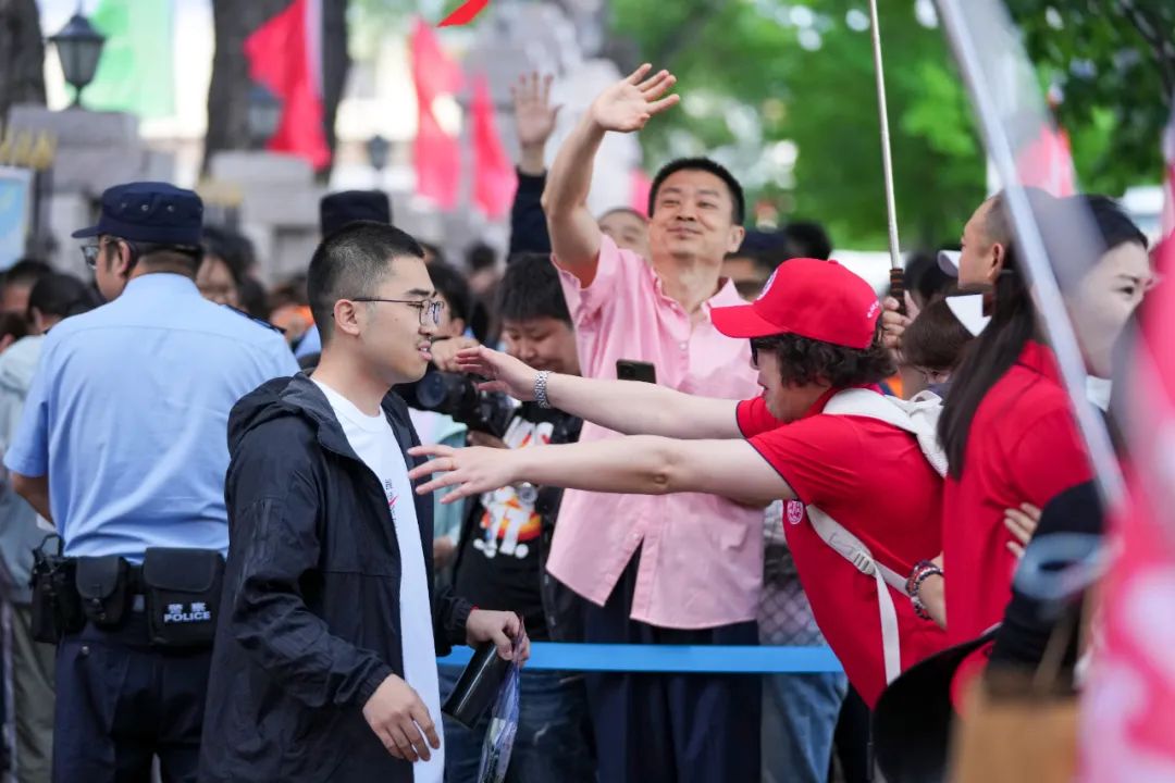 黒竜江省哈爾浜（ハルビン）市第九中學(xué)校の試験會場前で、教師とハグする受験生（6月7日撮影?王建威）。