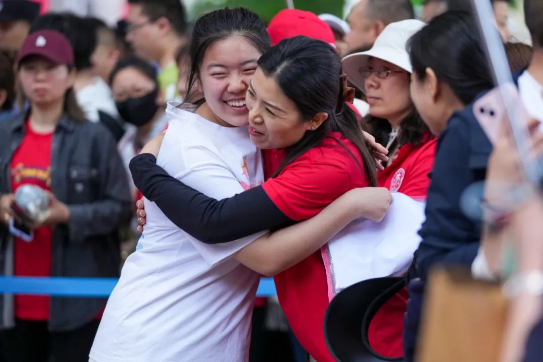 黒竜江省哈爾浜（ハルビン）市第九中學(xué)校の試験會場前で、教師とハグする受験生（6月7日撮影?王建威）。