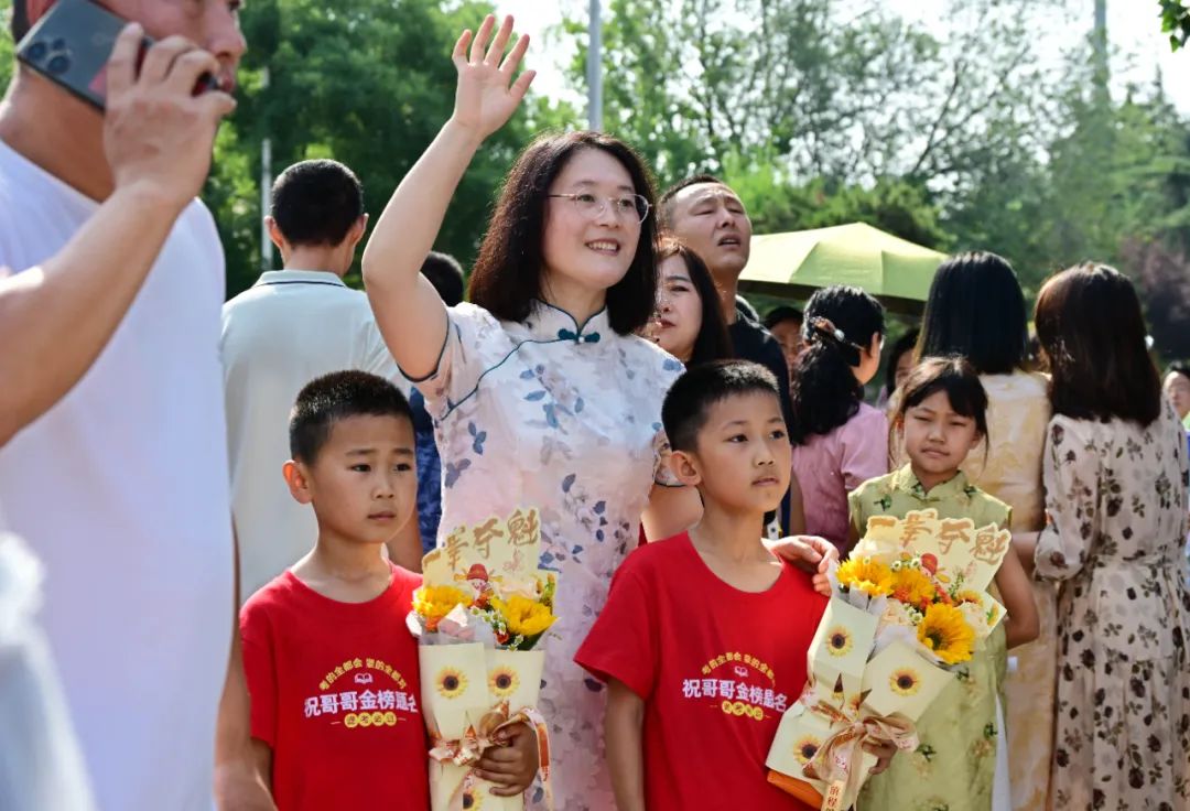 幸先の良いスタートを切るという意味の「一挙奪魁」にかけて、向日葵(中國語の葵と魁の発音が同じ)を持って受験生にエールを贈る男の子。