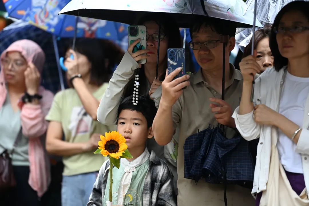 幸先の良いスタートを切るという意味の「一挙奪魁」にかけて、向日葵(中國語の葵と魁の発音が同じ)を持って受験生にエールを贈る男の子。