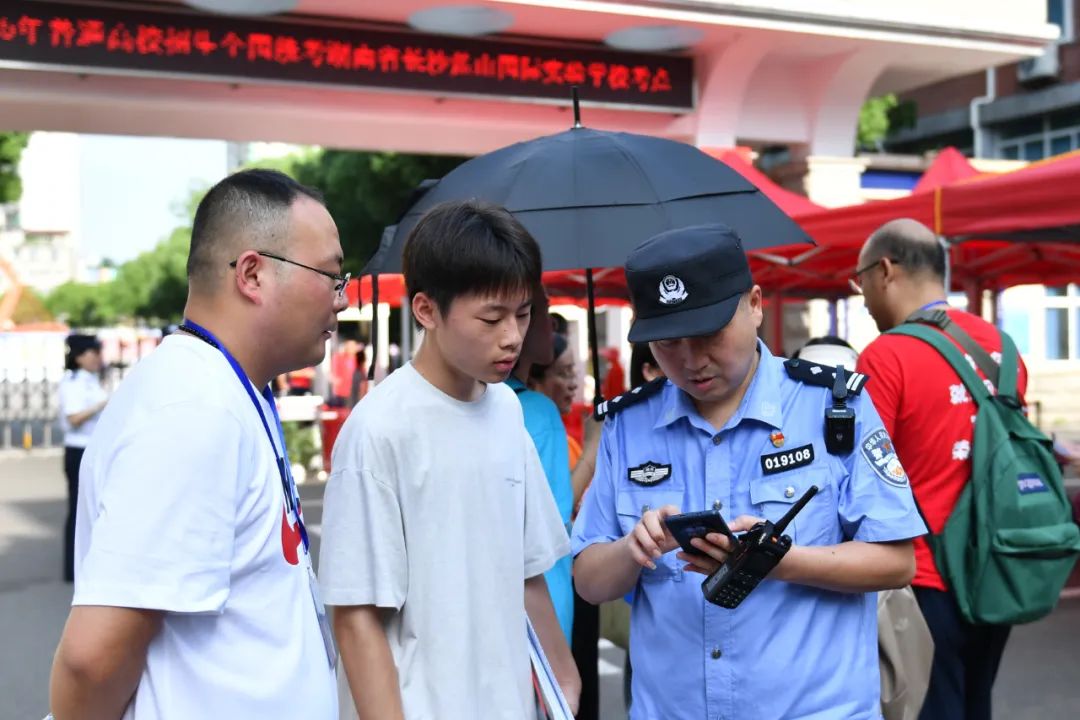 湖南省の長沙麓山國際実験學(xué)校の試験會場前で、身分証明書を紛失した受験生のために手続きを行う警察官（6月7日撮影?陳振海）。