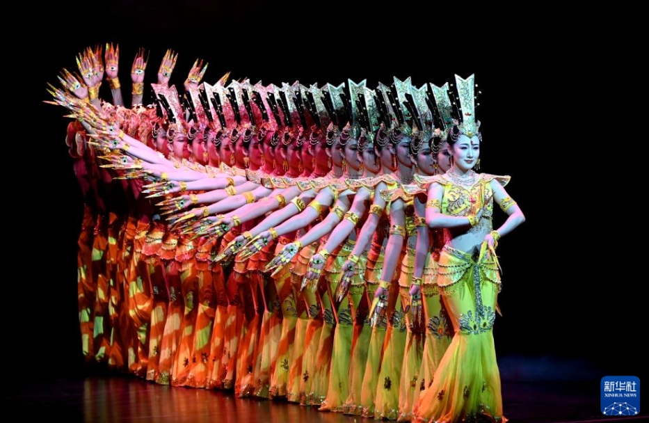 甘粛省敦煌市の敦煌大劇院で、音と映像の大型スペクタクルショー「千手千眼」を上演する中國障がい者蕓術(shù)団の俳優(yōu)（6月8日撮影?張暁亮）。