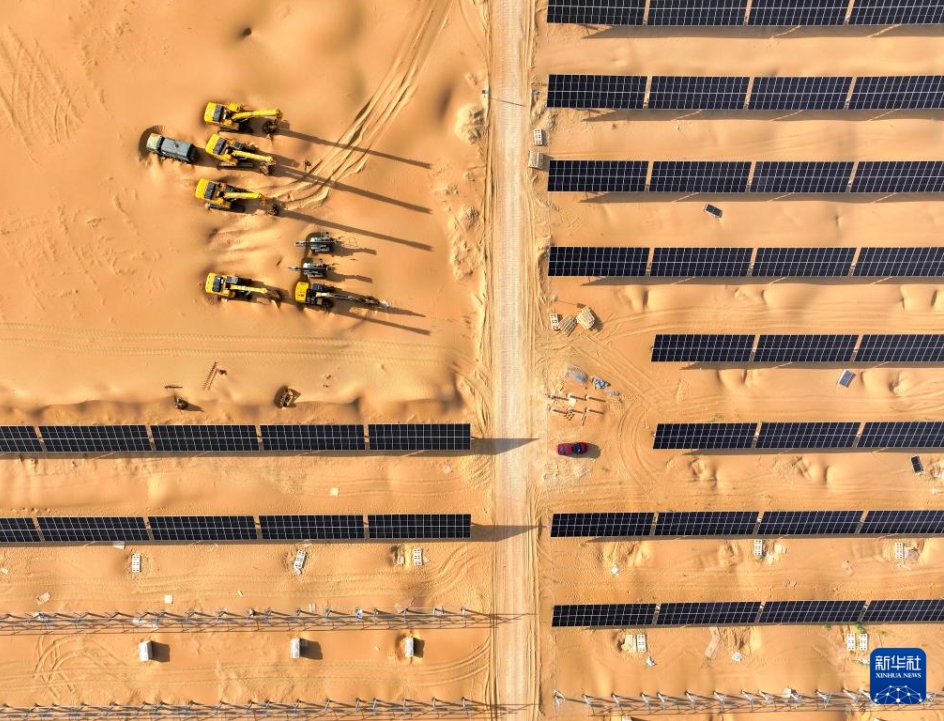 砂漠の中に「青い海」が出現(xiàn)　內(nèi)蒙古