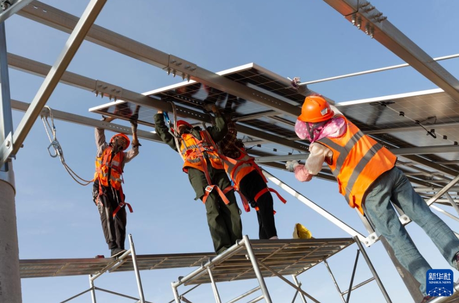 砂漠の中に「青い?！工霈F(xiàn)　內(nèi)蒙古