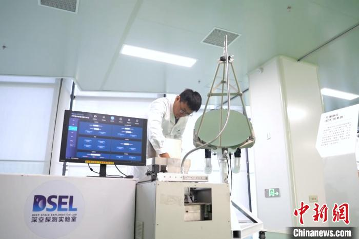 「月の月を使って『レンガ』を作る3Dプリンター」をチェックする科學(xué)研究者（資料寫真/撮影?張?。?。