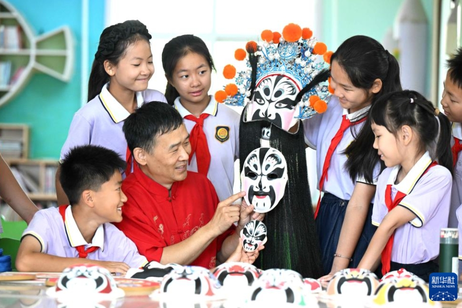 京劇の隈取「臉譜」の絵付けを後世に伝える河北省石家荘市の絵付け職人