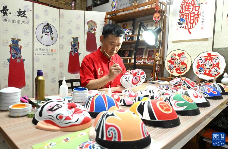 京劇の隈取「臉譜」の絵付けを後世に伝える河北省石家荘市の絵付け職人