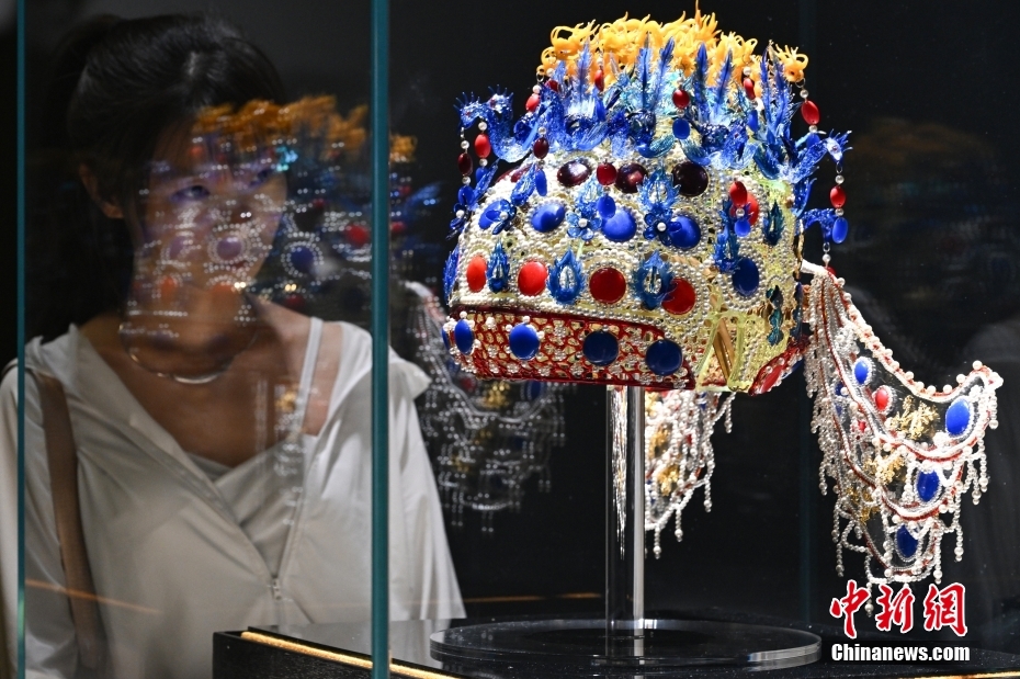 明代の孝端皇后の鳳冠をガラスで再現(xiàn)した作品（撮影?田雨昊）。
