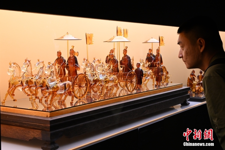 中國國家博物館で山東省淄博市のガラス作品などを紹介するガラス蕓術(shù)展　北京