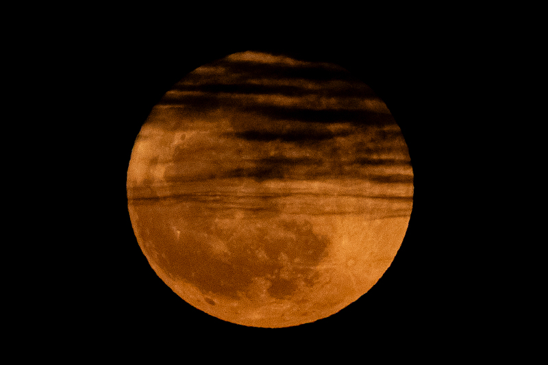 高度が最も低い6月の満月「ストロベリームーン」現(xiàn)る