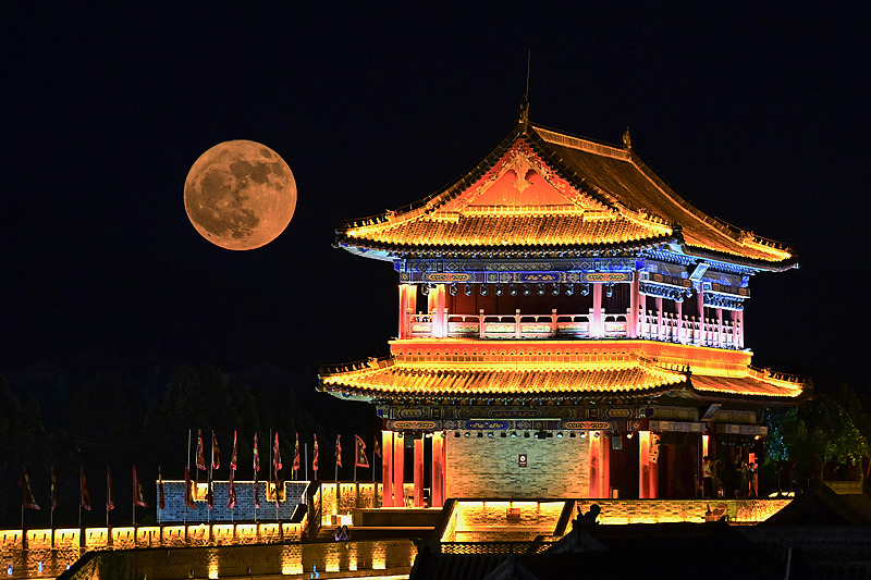 高度が最も低い6月の満月「ストロベリームーン」現(xiàn)る