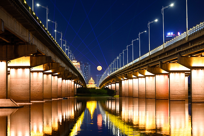 高度が最も低い6月の満月「ストロベリームーン」現(xiàn)る