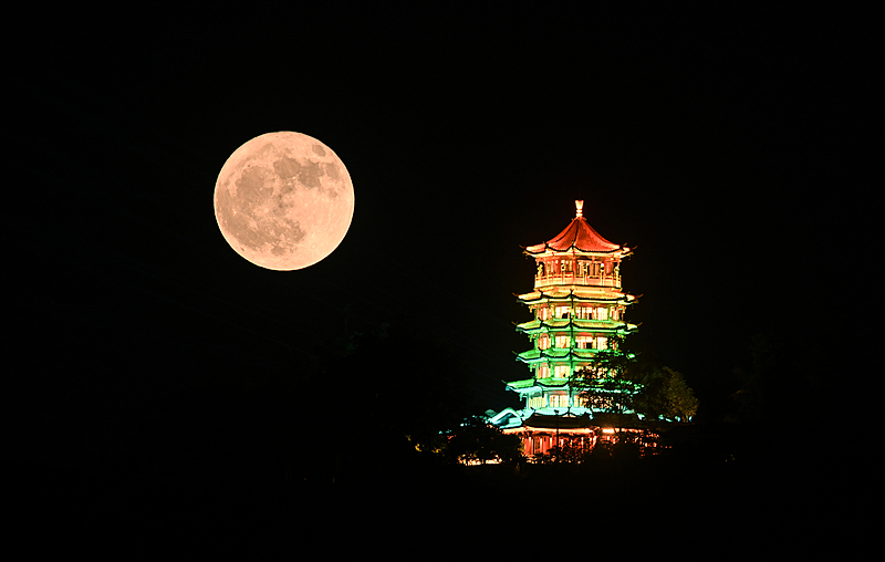 高度が最も低い6月の満月「ストロベリームーン」現(xiàn)る