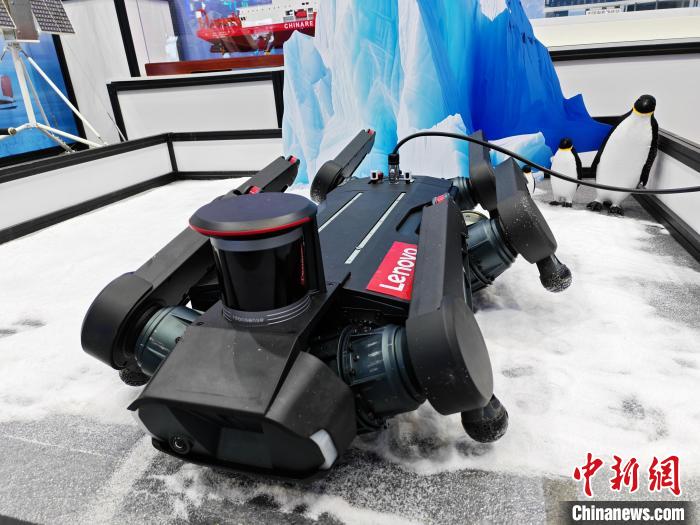 中國極地研究センターのブースで展示されている6本足のバイオニックロボット（撮影?姜煜）。
