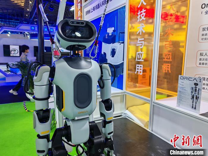 表情、言葉、ボディ一體化フィードバックを?qū)g現(xiàn)したエンボディドAIロボット（撮影?姜煜）。