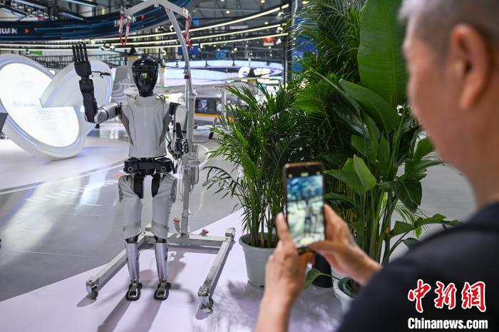 特色豊かな科學(xué)技術(shù)展示品が來(lái)場(chǎng)者を魅了　四川省成都