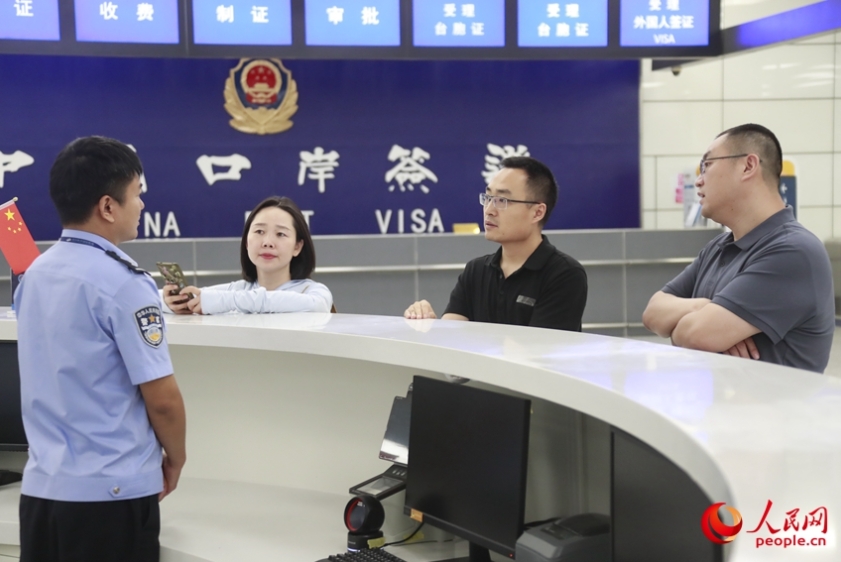 鄭州新鄭國際空港で240時間以內(nèi)のトランジットビザ免除措置とスピーディーな入國手続きを體験する取材チーム（撮影?霍亜平）。