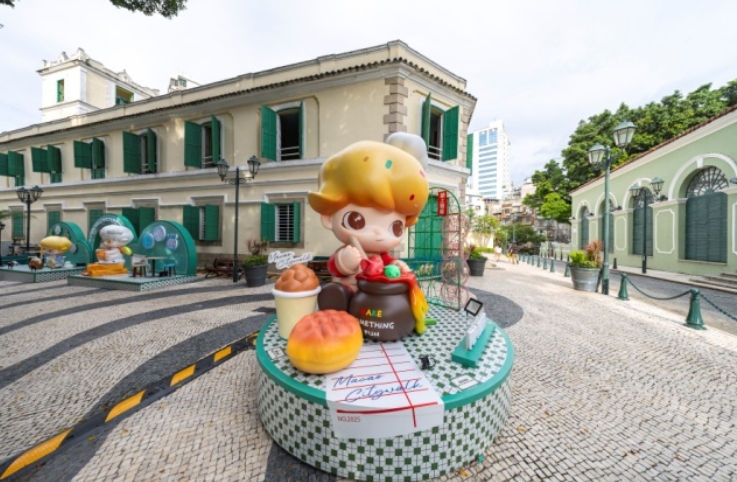 聖オーガスチン広場に設(shè)置されている澳門のグルメとDIMOOを組み合わせたインスタレーション（寫真提供?澳門特區(qū)政府旅游局）。