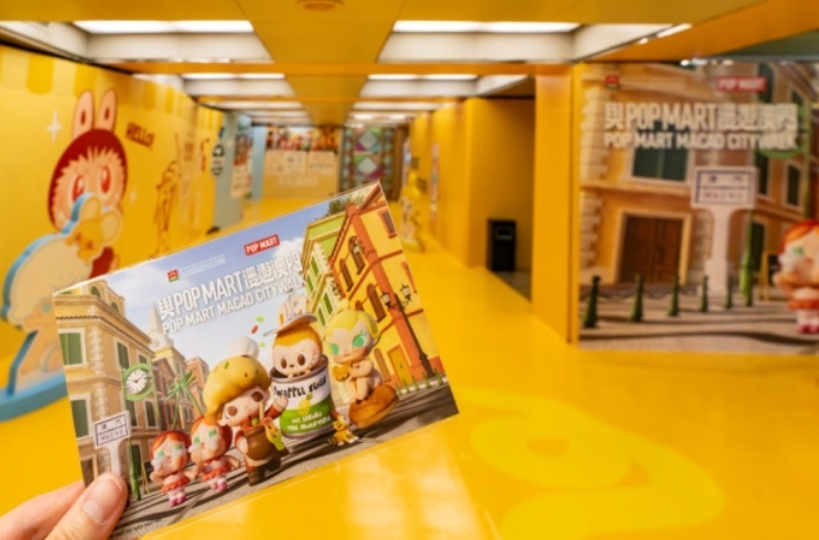 イベントの本拠地「POP STATION」とポストカード（寫真提供?澳門特區(qū)政府旅游局）。