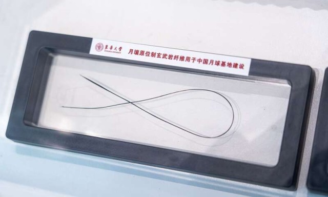 會場には、月の土壌から作られた繊維のサンプル。畫像提供：東華大學(xué)