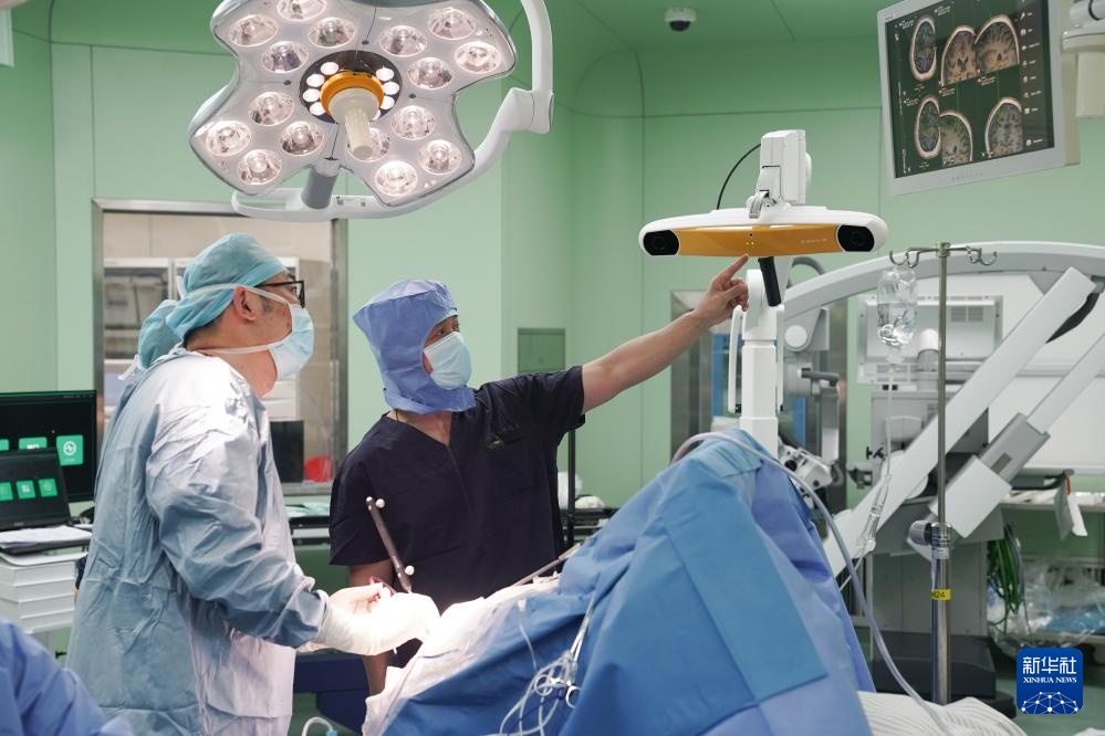 3月25日、復(fù)旦大學(xué)附屬華山病院の手術(shù)室で初の臨床試験被験者に対して手術(shù)を?qū)g施する路俊鋒教授（左）と呉勁松教授。撮影?陳傑