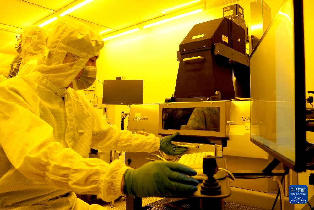 6月3日、中國科學(xué)院脳科學(xué)?スマート技術(shù)卓越イノベーションセンターマイクロ?ナノ加工プラットフォーム実験室で働く科學(xué)研究者。 撮影?方喆