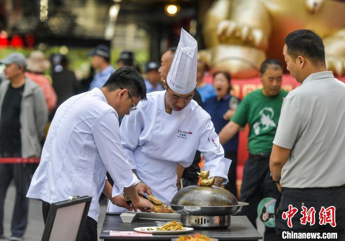 近隣住民同士の友好を深める「グルメカーニバル」　新疆?烏魯木斉