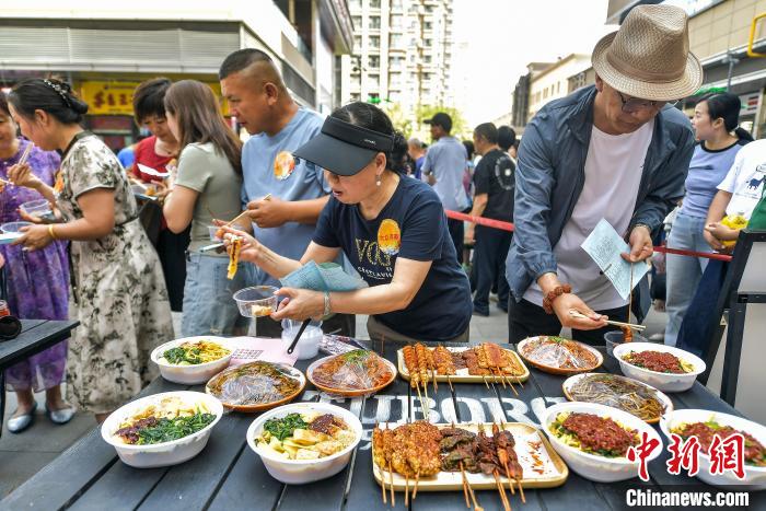 近隣住民同士の友好を深める「グルメカーニバル」　新疆?烏魯木斉