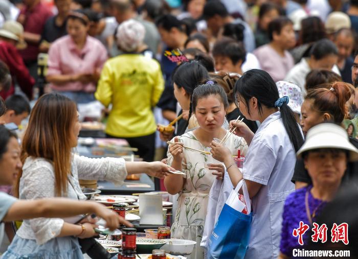 近隣住民同士の友好を深める「グルメカーニバル」　新疆?烏魯木斉