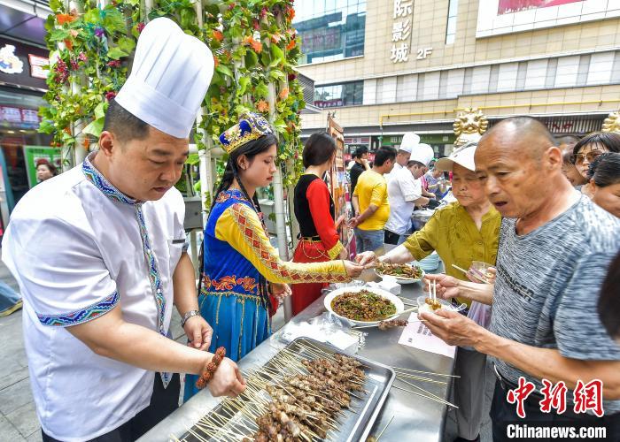 近隣住民同士の友好を深める「グルメカーニバル」　新疆?烏魯木斉
