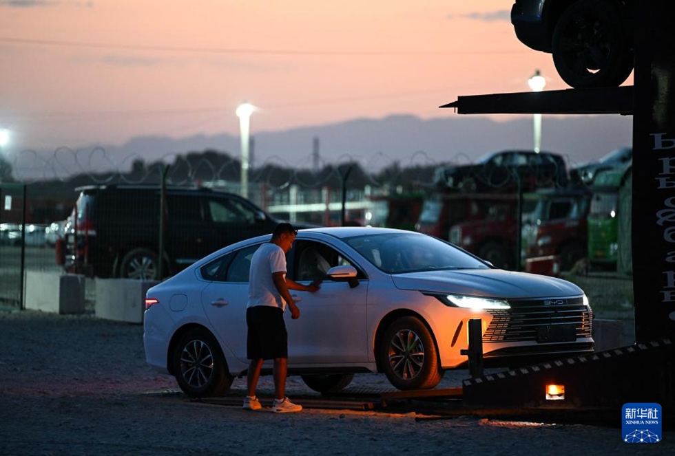 コルガスの「移送ドライバー」たち　中國(guó)製新エネ車(chē)の中央アジア輸出で活躍