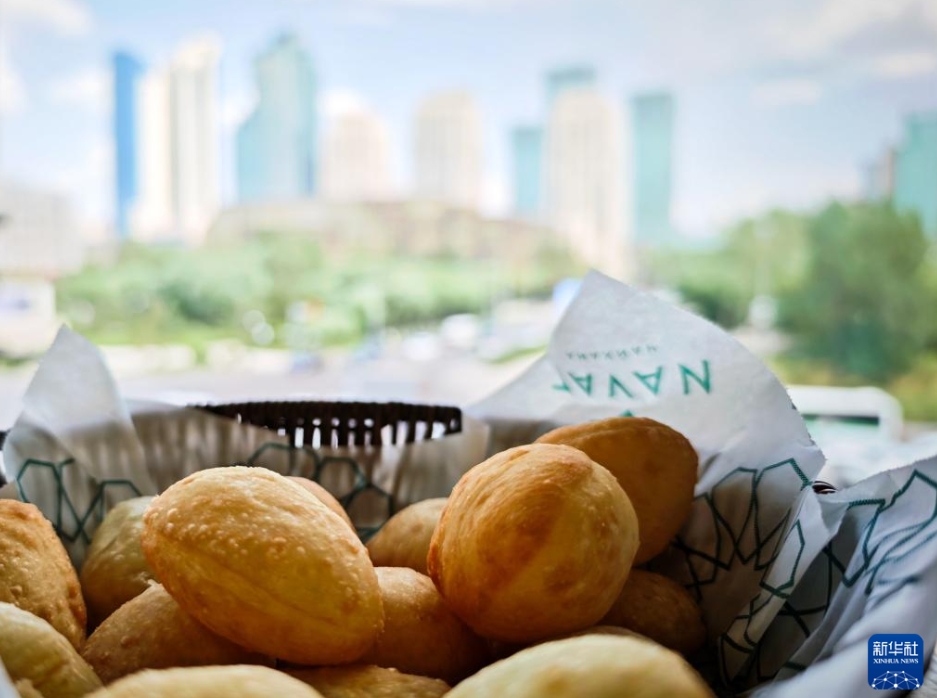 カザフスタンの首都アスタナで撮影された伝統(tǒng)的軽食「バウルサク（揚(yáng)げパンの一種）」（6月14日撮影?畢暁洋）。