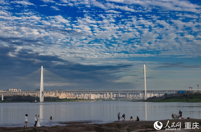 「近未來感」溢れる重慶の白居寺長江大橋